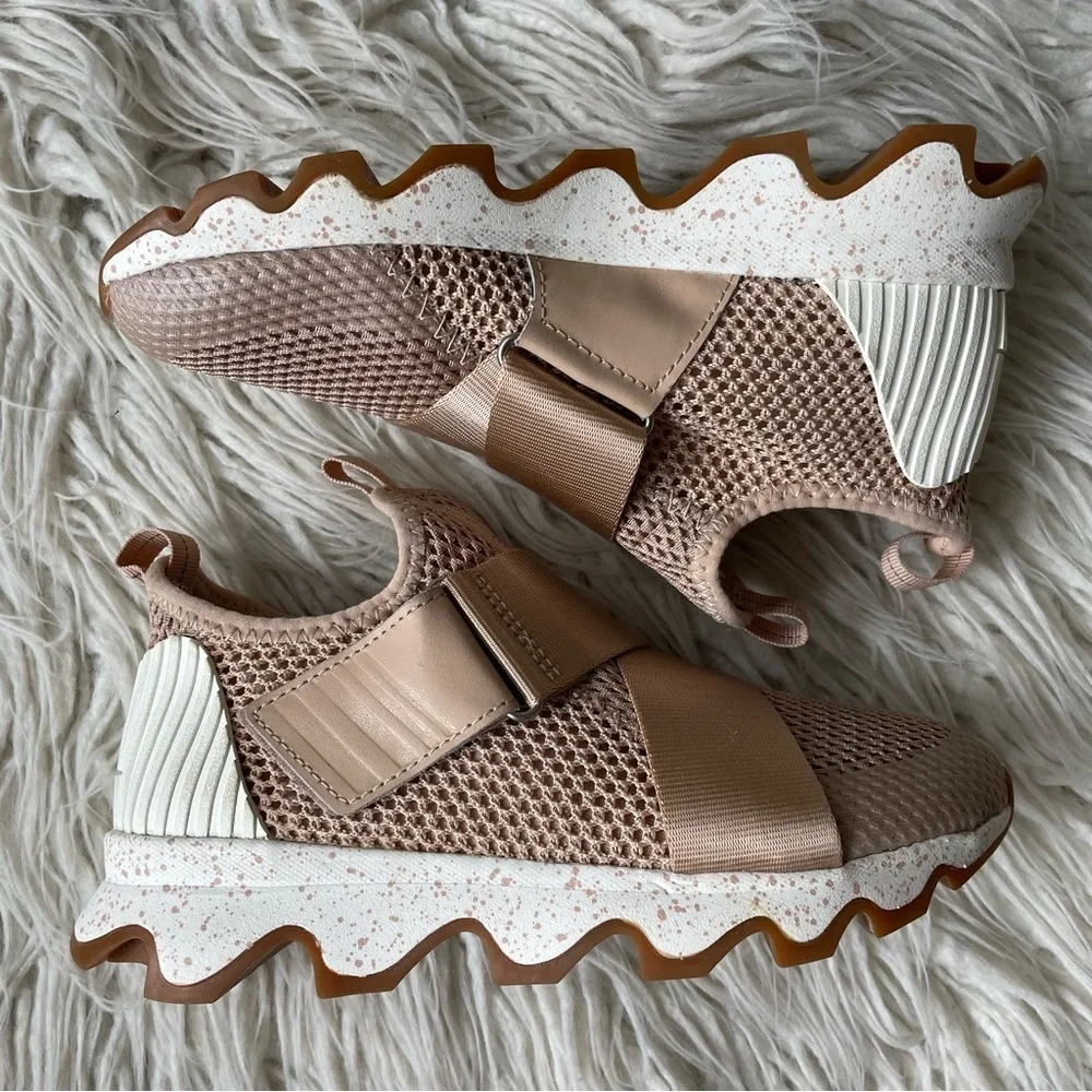 Sorel Kinetic Mesh Slip On Natural Tan Comfort Sneakers NWOB Size 5
